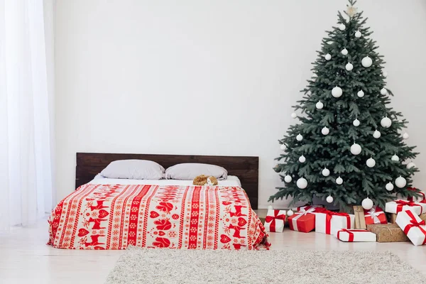 Weihnachtsbaum Kiefer Mit Geschenken Bett Schlafzimmer Neues Jahr Dekor Weißer — Stockfoto