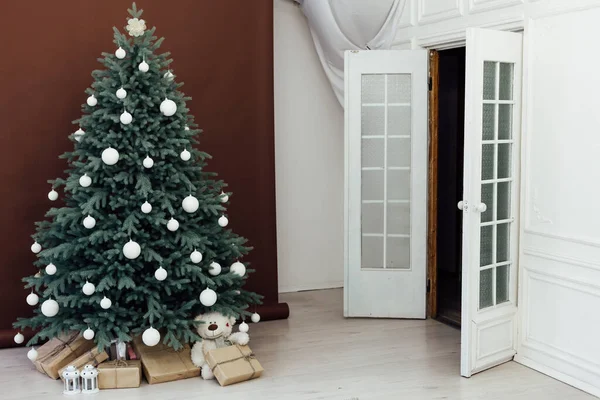 Weihnachtsbaum Blaukiefer Mit Geschenkdekor Braun Hintergrund 2021 2022 — Stockfoto