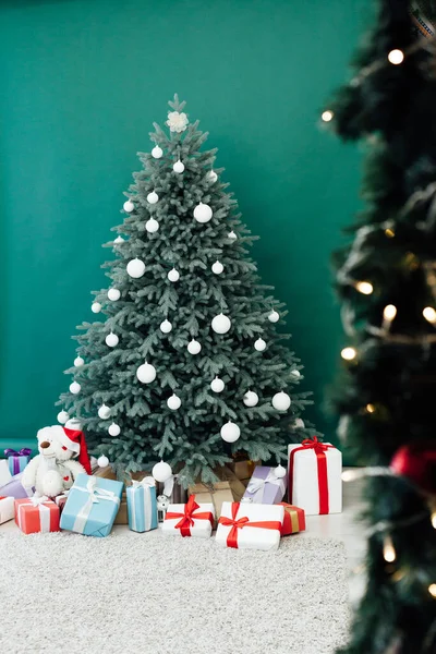 圣诞树松树 有礼物 新年装饰绿色 — 图库照片