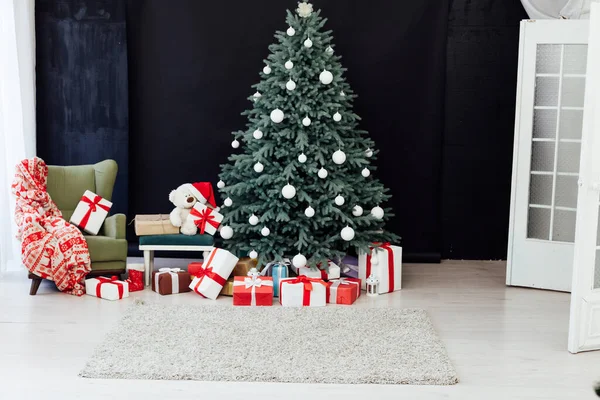 Pino Árbol Navidad Con Regalos Año Nuevo Decoración Negro —  Fotos de Stock