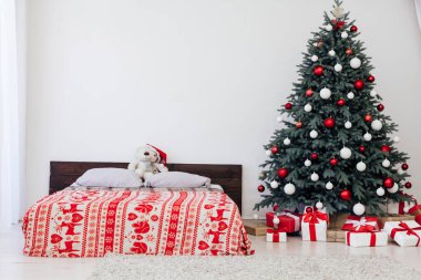 Yatak odasındaki hediyeli Noel ağacı. Yeni yıl dekoru 2021 2022.