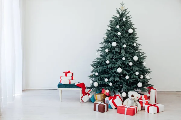Pino Árbol Navidad Con Regalos Año Nuevo Decoración Fondo Blanco —  Fotos de Stock