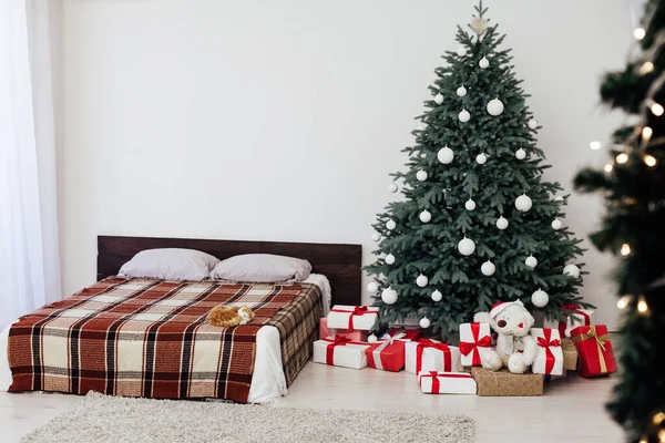 Pinho Árvore Natal Com Presentes Pela Cama Quarto Decoração Ano — Fotografia de Stock