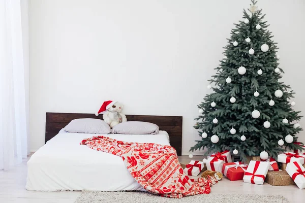 Kerstboom Dennen Met Geschenken Aan Het Bed Slaapkamer Nieuwjaar Decor — Stockfoto