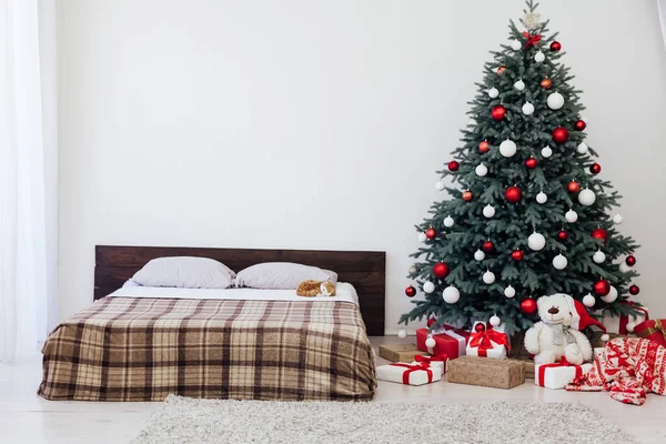 Weihnachtsbaum Mit Geschenken Schlafzimmer Bett Silvesterdekor 2021 2022 — Stockfoto