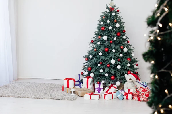 Noel Ağacı Çam Dekoru Yeni Yıl Evi 2021 2022 Sunar — Stok fotoğraf
