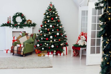 Yeni yıl için şöminenin yanında hediyelerle Noel ağacı.