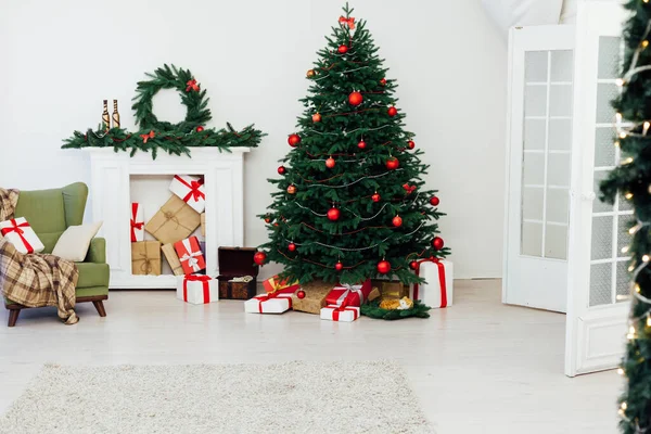 家の新年の装飾のための暖炉の贈り物とクリスマスツリー — ストック写真