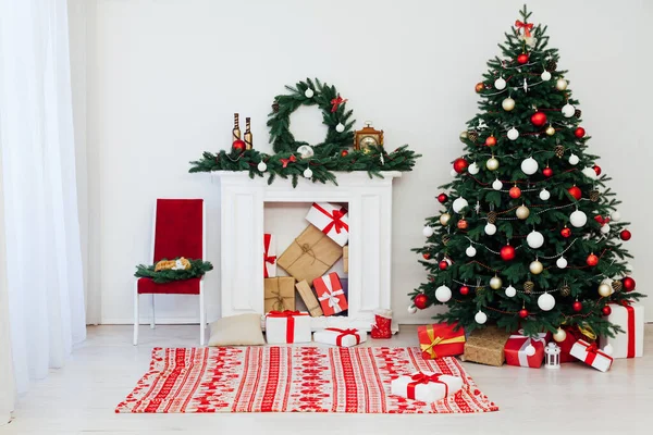 Árbol Navidad Con Regalos Junto Chimenea Para Decoración Del Año —  Fotos de Stock