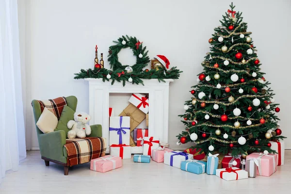 Weihnachtsbaum Mit Geschenken Kamin Für Das Neue Jahr Dekoration Des — Stockfoto