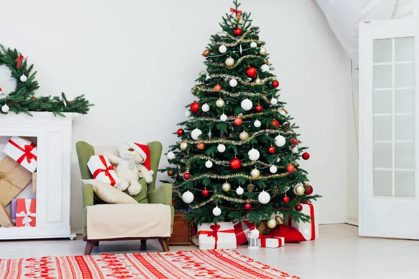 Yeni Yıl Için Şöminenin Yanında Hediyelerle Noel Ağacı — Stok fotoğraf