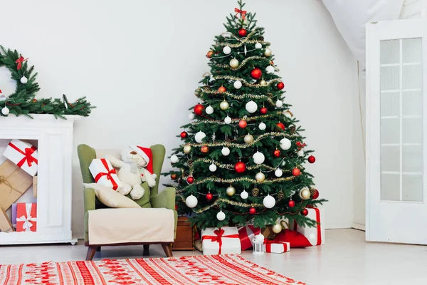 Árvore Natal Com Presentes Junto Lareira Para Decoração Ano Novo — Fotografia de Stock