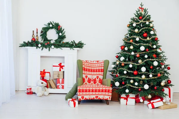 Albero Natale Con Regali Vicino Camino Nuovo Arredamento Anno Della — Foto Stock