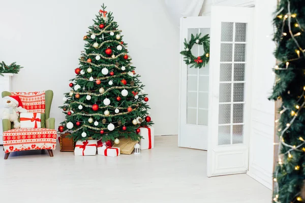 Karácsonyfa Ajándékokkal Kandalló Dekoráció Ház — Stock Fotó