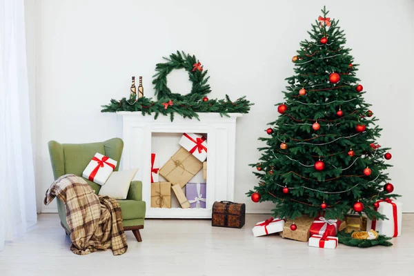 Weihnachtsbaum Mit Geschenken Kamin Für Das Neue Jahr Dekoration Des — Stockfoto