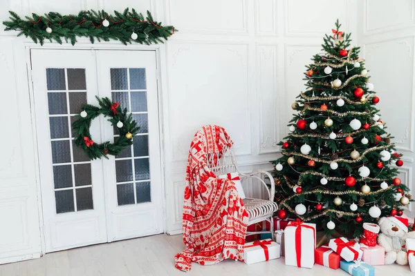 Casa Año Nuevo Árbol Navidad Con Regalos Decoración Vacaciones Invierno —  Fotos de Stock