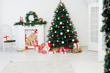 Yeni yıl için şöminenin yanında hediyeleri olan Noel ağacı.