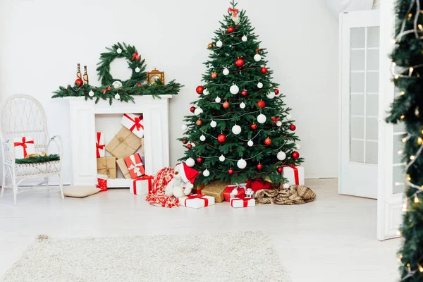 Yeni Yıl Için Şöminenin Yanında Hediyeleri Olan Noel Ağacı — Stok fotoğraf
