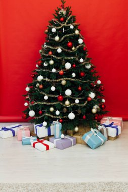 Noel Ağacı 'nda hediyeler ve Noel tatili.