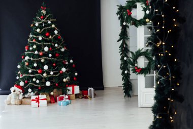 Noel Ağacı 'nda hediyeler ve Noel tatili.