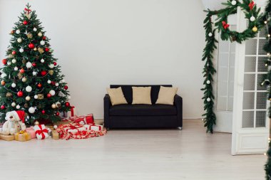 Yeni Yıl Noel Ağacı. Herkese hediye dekorasyon tatili. Beyaz arka plan 2021 2022.