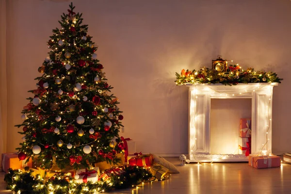 Kerstboom Dennen Met Geschenken Lichte Slingers Interieur Decor — Stockfoto