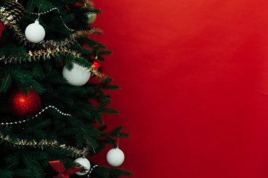 Noel Ağacı 'nda hediyeler ve Noel tatili.