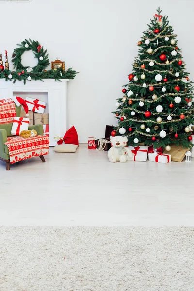 Árbol Navidad Con Regalos Junto Chimenea Para Decoración Del Año —  Fotos de Stock