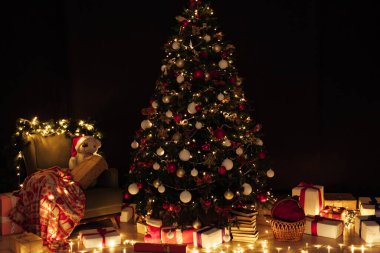 Noel ağacı desenli hafif çelenkler sunar yeni yıl gecesi