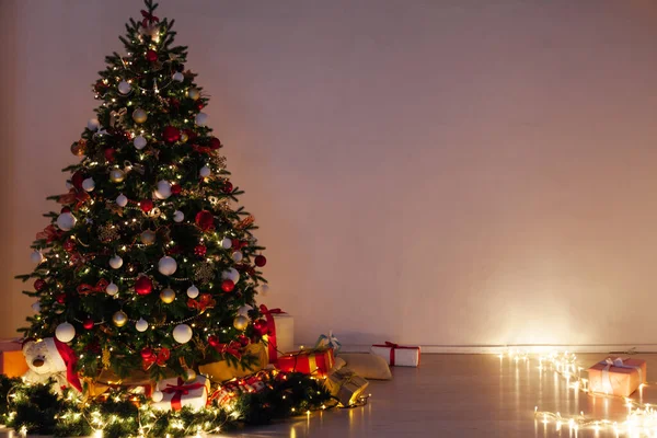 圣诞树松树 带有礼物 轻盈的花环 室内装饰 — 图库照片