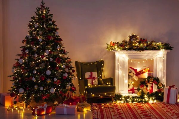 Pino Árbol Navidad Con Regalos Guirnaldas Ligeras Decoración Interior — Foto de Stock