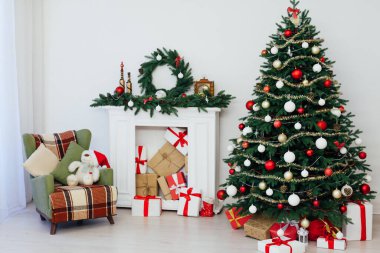 Yeni yıl için şöminenin yanında hediyelerle Noel ağacı.