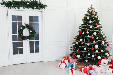 Noel Ağacı 'nda hediyeler, Noel tatili, kış kartpostalları 2021 2022.