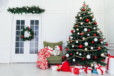 Yeni Yıl Noel Ağacı. Üzerinde yazıtlar için Noel kartpostalları olan hediye dekoru.
