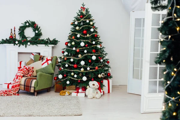 Albero Natale Con Regali Vicino Camino Nuovo Arredamento Anno Della — Foto Stock