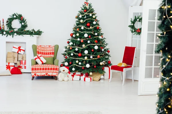 Arbre Noël Avec Des Cadeaux Près Cheminée Pour Nouvelle Décoration — Photo