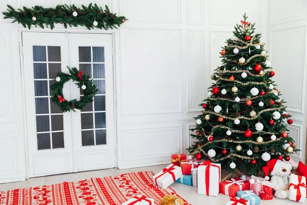 Casa Año Nuevo Árbol Navidad Con Regalos Decoración Vacaciones Invierno — Foto de Stock