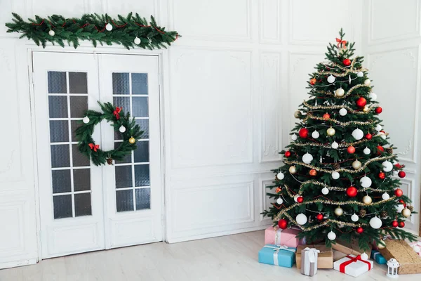 Árbol Navidad Año Nuevo Con Decoración Regalos Lugar Postal Vacaciones — Foto de Stock