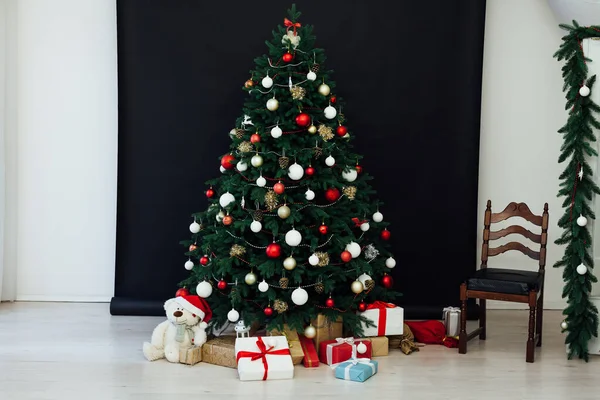 New Year Home Weihnachtsbaum Mit Geschenken Dekor Urlaub — Stockfoto