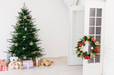 Noel ağacı çamı, yeni yıl hediyeleriyle birlikte beyaz oda 2021 2022 'nin interneti.