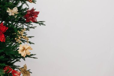 Noel ağacı süsleri, Noel arifesi süsleri beyaz arkaplandaki yazıtlar için.