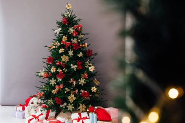 Yeni yıl hediyeleriyle Noel ağacı dekoru.