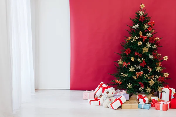 Guirnalda Decorativa Roja Árbol Navidad Con Regalos Para Nuevo Año —  Fotos de Stock