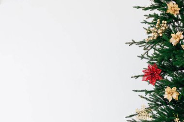 Noel ağacı süsleri, Noel arifesi süsleri beyaz arkaplandaki yazıtlar için.