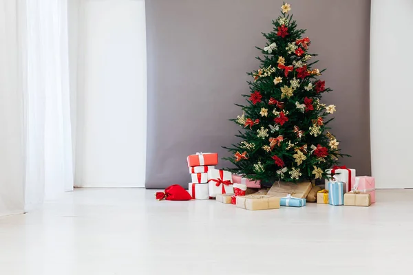 圣诞树上装饰着新年礼物 — 图库照片