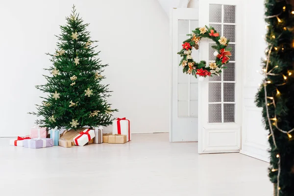 Julgran Tall Med Gåvor För Det Nya Året Interiör — Stockfoto