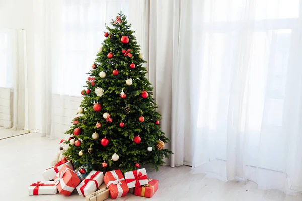 Janela Decoração Ano Novo Apresenta Árvore Natal Interior — Fotografia de Stock