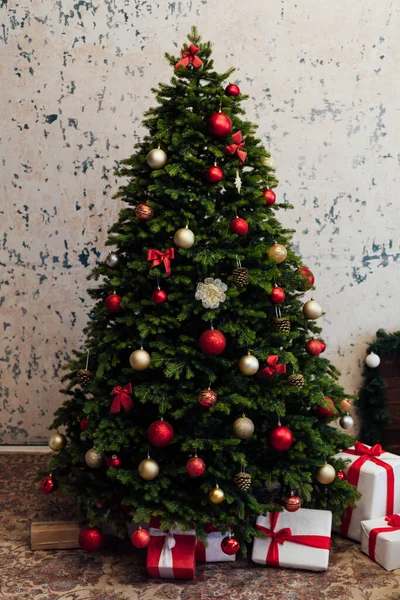 除夕回家圣诞树寝室装饰礼物假日2021年12月 — 图库照片