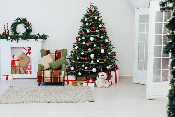 Árbol Navidad Con Chimenea Presenta Decoración Interior —  Fotos de Stock