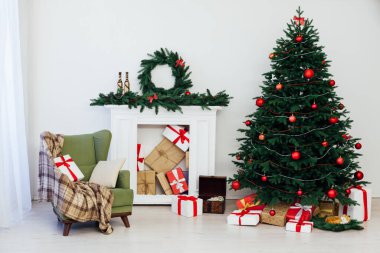 Yılbaşı ağacı ve şöminenin içi yeni yıl ağacı.
